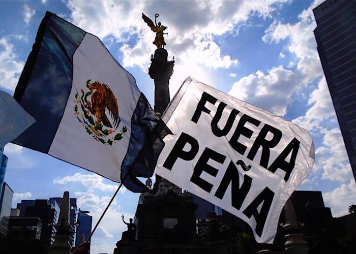 Decenas de banderas de México que cambiaron el rojo y verde por el negro se ondearon este 15 de septiembre. Foto: Sugeyry Romina, SinEmbargo