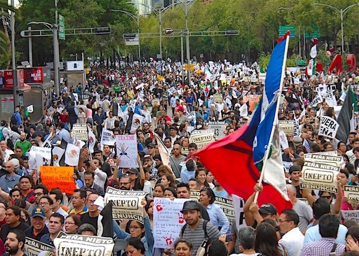 El puñado de personas se volvió un río de gente que se unió a la marcha contra el Presidente Enrique Peña Nieto. Foto: Sugeyry Gándara, SinEembargo.