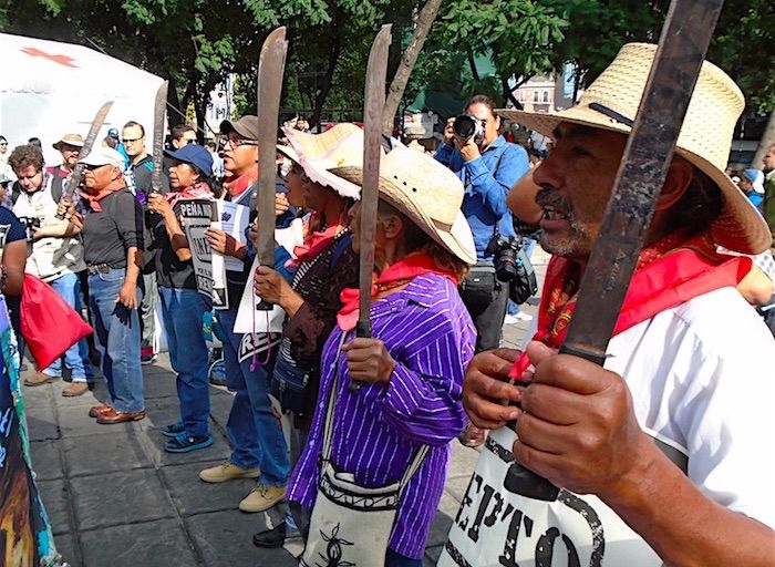 Los padres de los 43 normalistas de Ayotzinapa encabezaron la marcha frente al asedio de los medios de comunicación. Foto: Sugeyry Gándara, SinEmbargo