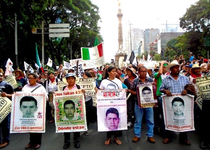 Los padres de los 43 normalistas de Ayotzinapa encabezaron la marcha frente al asedio de los medios de comunicación. Foto: Sugeyry Gándara, SinEmbargo
