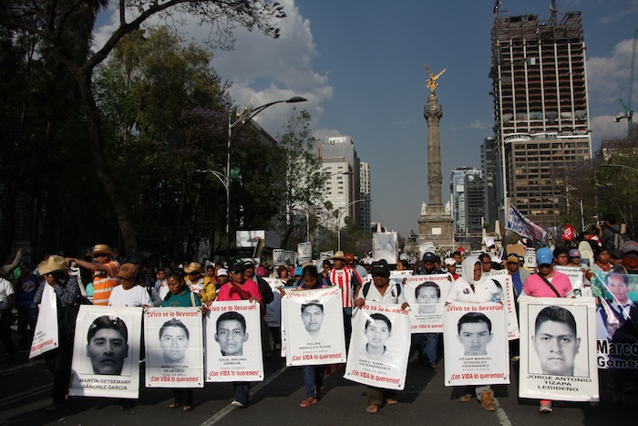 MÉXICO, D.F., 26FEBRERO2015.- Miles de menifestantes, organizaciones civiles y padres de los 43 alumnos desaparecidos de la normal rural "Isidro Burgos" de Ayotzinapa, marcharon del Ángel de la Independencia a los Pinos para exigir presentación con vida de los jóvenes.