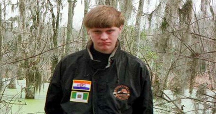 En el perfil de Facebook de Dylann Roof, se le ve vestido con una chaqueta que tiene una bandera del sistema de segregación racial sudafricano del "apartheid" y otra de Rodesia, antigua colonia británica que estuvo gobernada por la minoría blanca hasta convertirse en el actual Zimbabue en 1980. Foto: Facebook