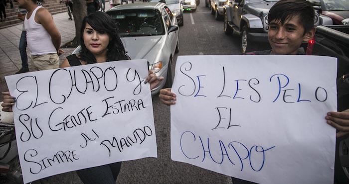 Alrededor de 30 personas, la mayoría jóvenes, realizaron una pequeña marcha a la catedral en apoyo a Joaquín ¨El Chapo¨ Guzmán en Culiacán, Sinaloa. el pasado 14 de julio. Foto: Cuartoscuro