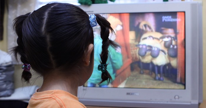 las organizaciones infantiles acusaron que el horario infantil no abarca en realidad los tiempos en los que los niños ven más televisión. Foto: Cuartoscuro