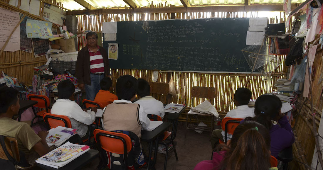 Atzacualoya Guerrero octubre a Más De Años De Su Fundación La Escuela Telesecundaria caritino Maldonado Pérez Carece De De Un Edificio Sólido Para Funcionar La Telesecundaria Está Edificada Con Palos Lámina Galvanizada Y Suelo De Tierra En Este Ciclo Escolar Alberga Más De Estudiantes Distribuidos En Los Tres Grados Y Docentes Que Comparten Las Carencias De Inmueble Que No Cuenta Con Comedor Baños Ni Electricidad Y Por Tanto No Operan Con El Material Audiovisual Que Distingue a Las Telesecundarias La Directora De La Institución María Soledad Sánchez Hace Un Llamado De Manera Inmediata Para Que Las Autoridades Competentes Construyan Por Lo Menos Tres Aulas En Dicha Institución Para Impartir Clases De Manera Digna Y Eficaz