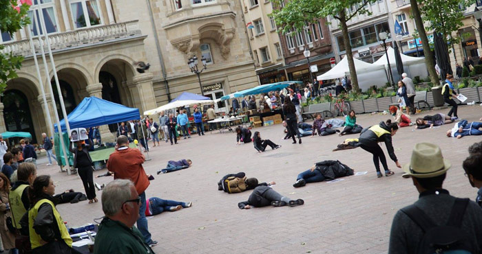 Se lanzaron al suelo de manera espontánea para recordar a los estudiantes desaparecidos.