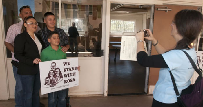 Rosa Robles, que limpiaba casas para sostener a su familia, entró en santuario el 7 de agosto de 2014 después de que recibiera una orden de deportación. Foto: EFE