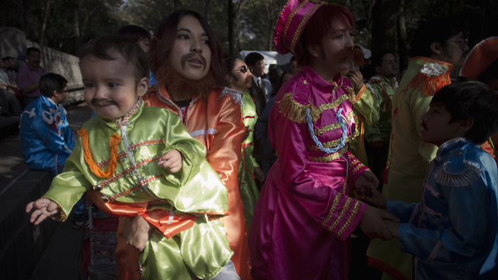 Desde bebés hasta personas de la tercera edad colaboraron para imponer la marca. Foto: Xinhua