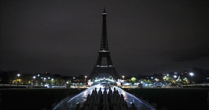 Las Luces De La Torre Eiffel Se Han Apagado En Señal De Duelo Tras Los Atentados De Anoche En Paris Francia Foto Efe