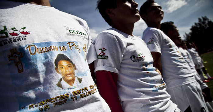 Compañeros de equipo de lo homenajean. Foto: Cuartoscuro