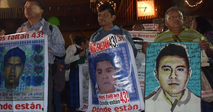 Padres de los normalistas llegaron a la Basílica con las fotos de hijos desaparecidos hace ya 15 meses. Foto: Valentina López, SinEmbargo