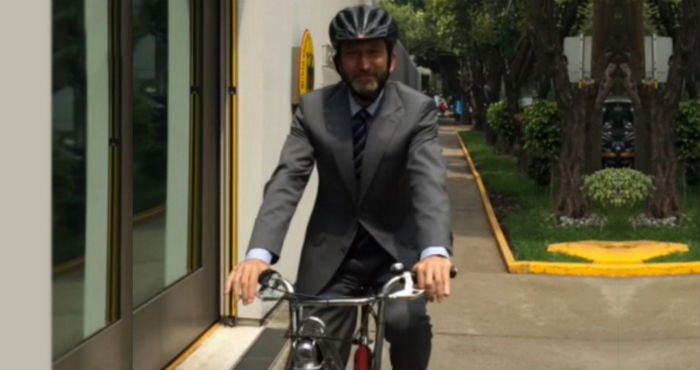 El funcionario alemán en un recorrido en bicicleta. Foto: Captura de pantalla de YouTube