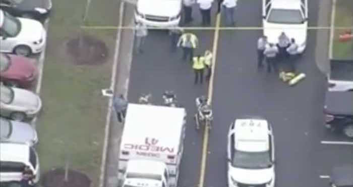 Policías arribaron al supermercado. Foto: Captura de pantalla Fox