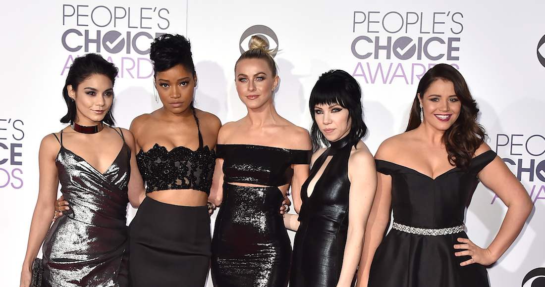 Vanessa Hudgens y, de izquierda a derecha, Keke Palmer, Julianne Hough, Carly Rae Jepson y Kether Donohue llegan a la entrega de los Premios People's Choice. Foto: Jordan Strauss/Invision/AP.