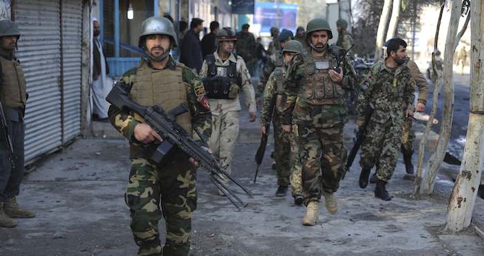 Soldados afganos llegan al escenario de un atentado suicida perpetrado junto al consulado de Pakistán en Jalalabad (Afganistán). Foto: EFE.