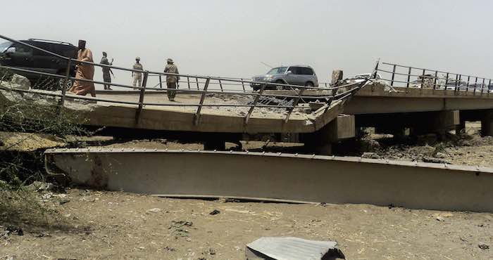 Soldados nigerianos controlan el paso de vehículos por el puente de Ngala, que conecta Nigeria y Camerún, tras ser atacado por el grupo yihadista de Boko Haram. Foto: EFE.