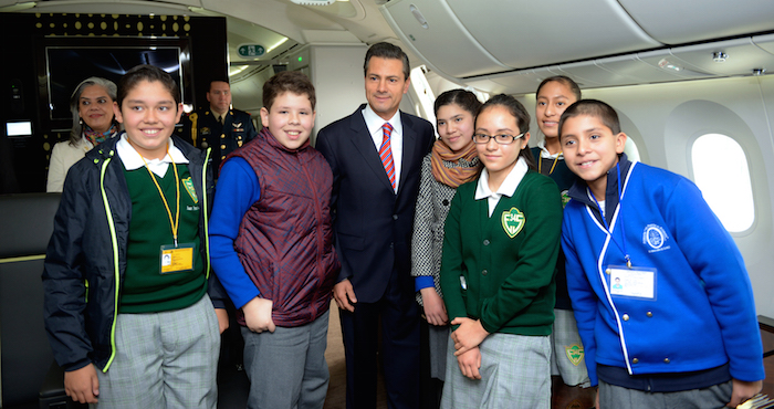 Peña Nieto invitó a 10 niños a viajar en el avión presidencial como premio como premio por su alto rendimiento escolar. Foto: Especial