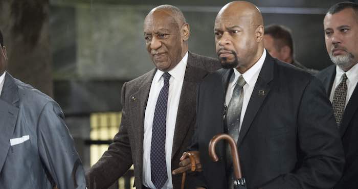 El comediante estadounidense Bill Cosby a su salida de la Corte del Condado Montgomery tras su segundo día de audiencia por cargos de presunto asalto sexual en 2014, en Norristown, Pennsylvania (EU). Foto: EFE.