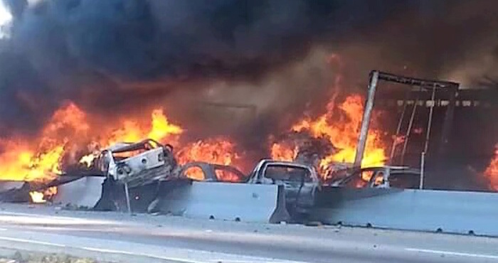 Los autos se incendiaron y se reporta que varios conductores quedaron atrapados. Foto: Operaciones Especiales México