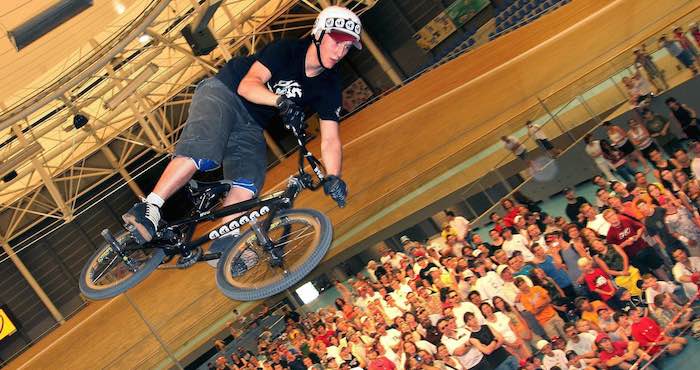 Dave Mirra en acción durante el Campeonato del Mundo de Supercross BMX. Foto: EFE.