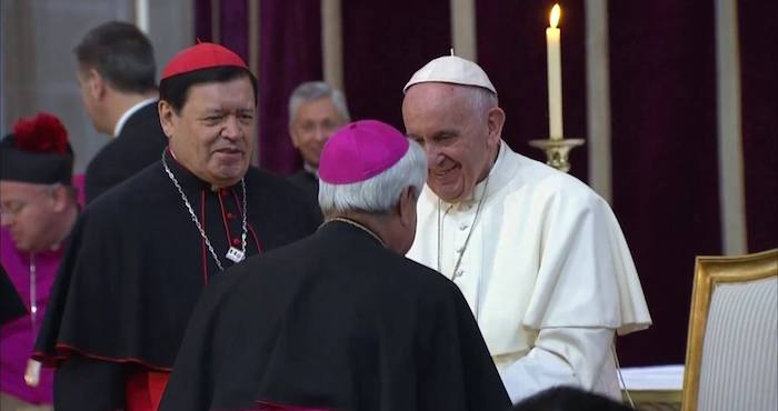 El Papa Francisco saluda, en la Catedral Metropolitana, a algunos de los obispos con los que posteriormente sostendría una reunión. Foto: Twitter @ConElPapa