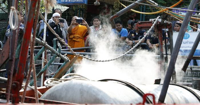 En la imagen, una muchedumbre atestigua el accidente acaecido en un canal en Bangkok. Foto: EFE.