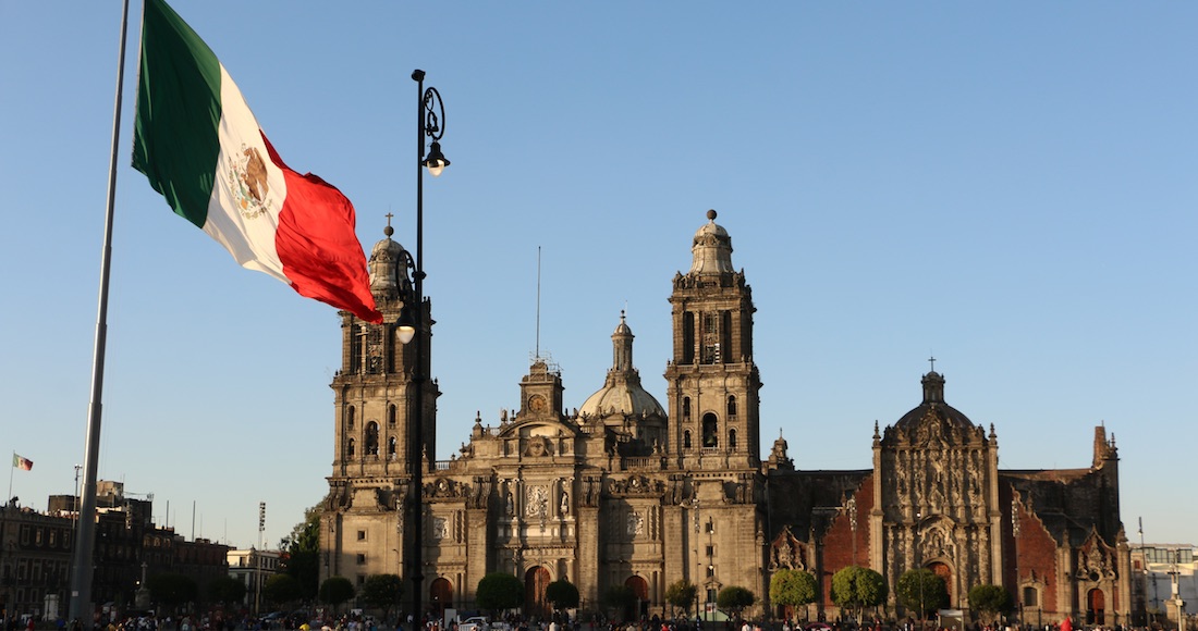 Mexico zocalo bandera catedral