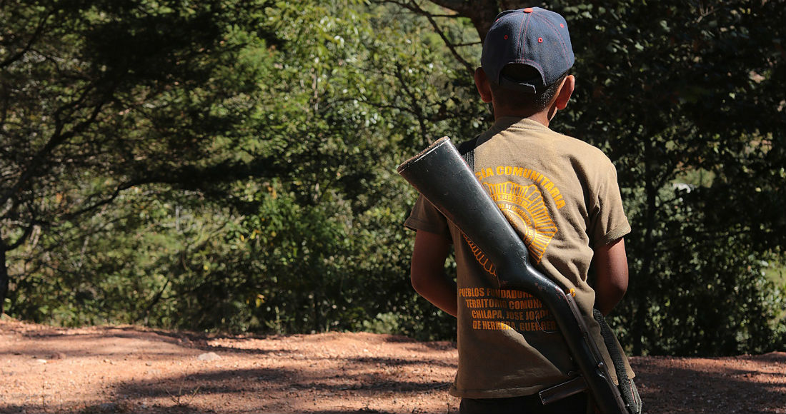 Fotografía Fechada El De Enero De Que Muestra a Un Niño Con Un Arma Mientras Vigila La Zona Serrana De Su Población En La Comunidad De Alcozacán En El Estado De Guerrero méxico Foto José Luis De La Cruz Efe