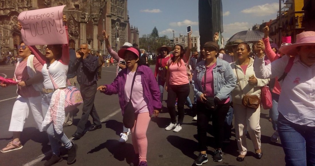 Mujeres protestan frente a Palacio Nacional para exigir se devuelva el subsidio al Fucam. Foto: Montserrat Antúnez, SinEmbargo