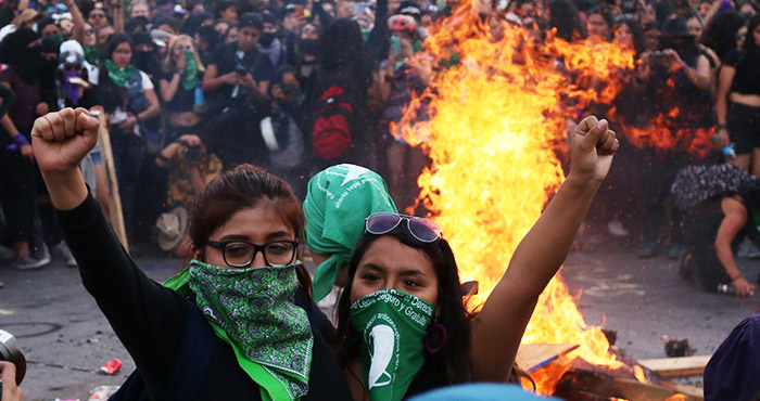 "Del desprecio, AMLO pasó al ataque al movimiento, recurriendo a su cada vez más desgastada e inoperante estrategia: culpar a los 'conservadores', a los 'neoliberales' de ser los responsables de… ¡los feminicidios!". Foto: Galo Cañas, Cuartoscuro