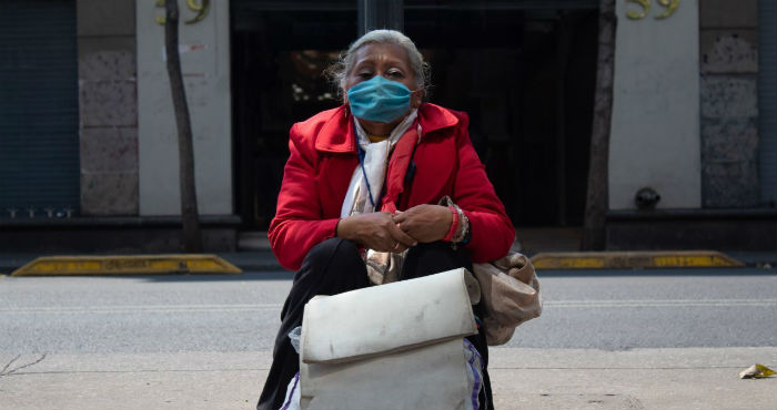 "Una vez pasada la emergencia, dentro de semanas o meses, poco a poco volverá la calma y deberá recuperarse la economía, para entonces ya profundamente afectada; se tendrán que reconstruir las cadenas de producción y comercialización de bienes y mercancías, y tal vez tenga que revivir el mercado interno del país". Foto: Magdalena Montiel, Cuartoscuro