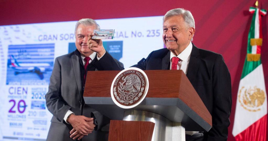 Andrés Manuel López Obrador, Presidente de México, compró esta mañana el primer "cachito" para la rifa del valor del avión presidencial. Foto: Gobierno de México