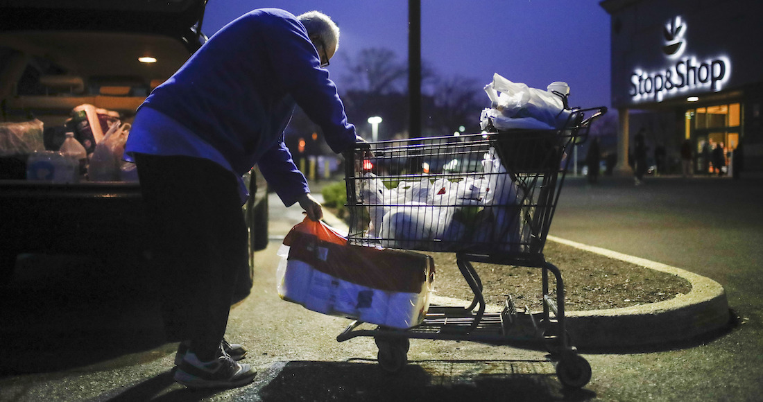 Target, Whole Foods, Walmart y Dollar General, así como supermercados en Europa, comenzaron a reservar horarios. Foto: John Minchillo, AP