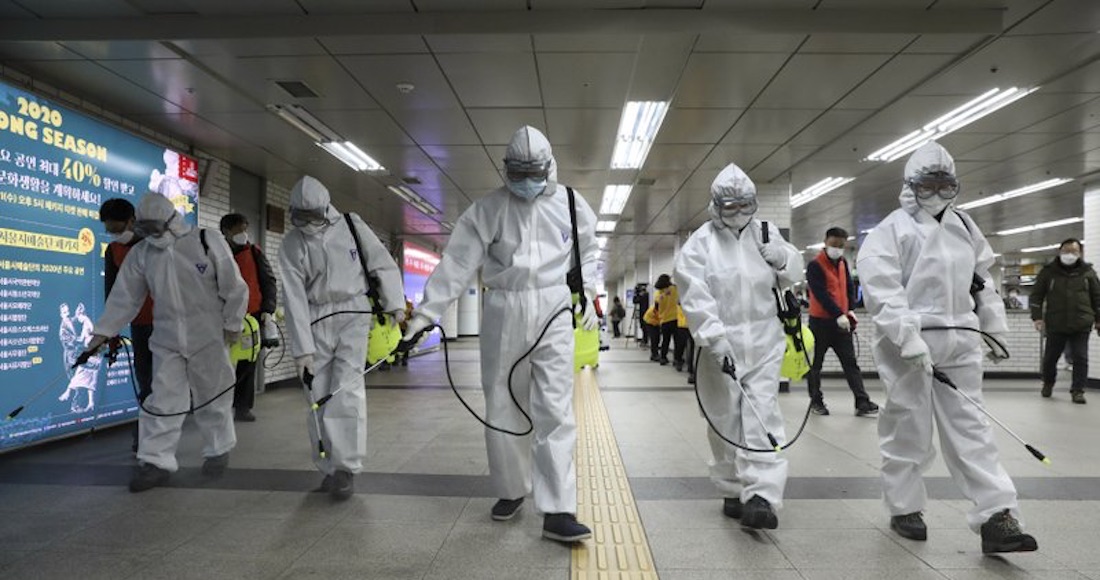 Trabajadores Con Equipo De Protección Desinfectan Una Estación De Metro Como Precaución Contra El Coronavirus En Seúl Corea Del Sur Foto Kim Sun woongnewsis Vía Ap