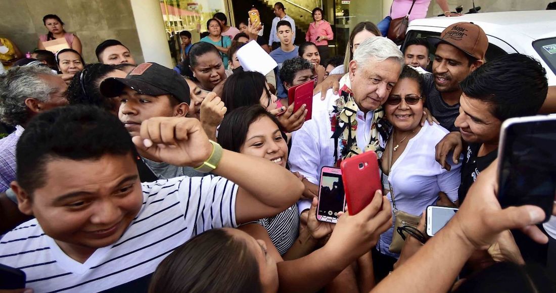 Amlo Se Dio Un Baño De Masas Con Abrazos Y Besos En Guerrero Foto Cuartoscuro