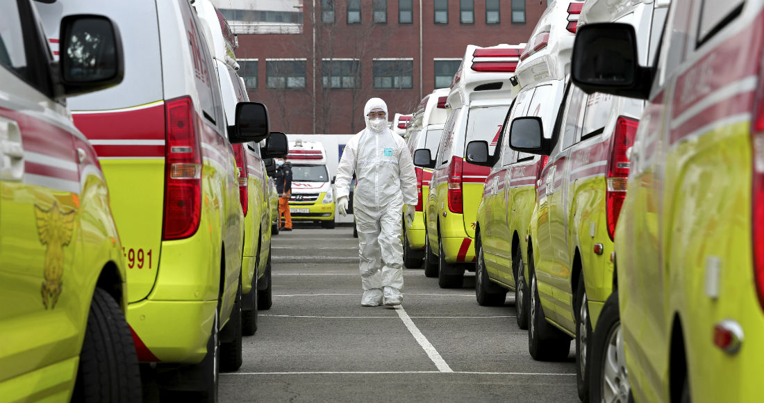 Un Trabajador Sanitario Con Ropa De Protección Camina Entre Ambulancias Para Trasladar a Pacientes En Daegu Corea Del Sur El Domingo De Marzo De Foto Ryu Young seokyonhap Vía Ap