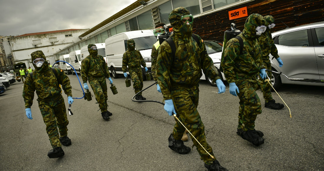 Trabajadores de salud desinfectan zonas en la estación de trenes Abando en Bilbao, España, el 23 de marzo del 2020. Foto: Alvaro Barrientos, AP