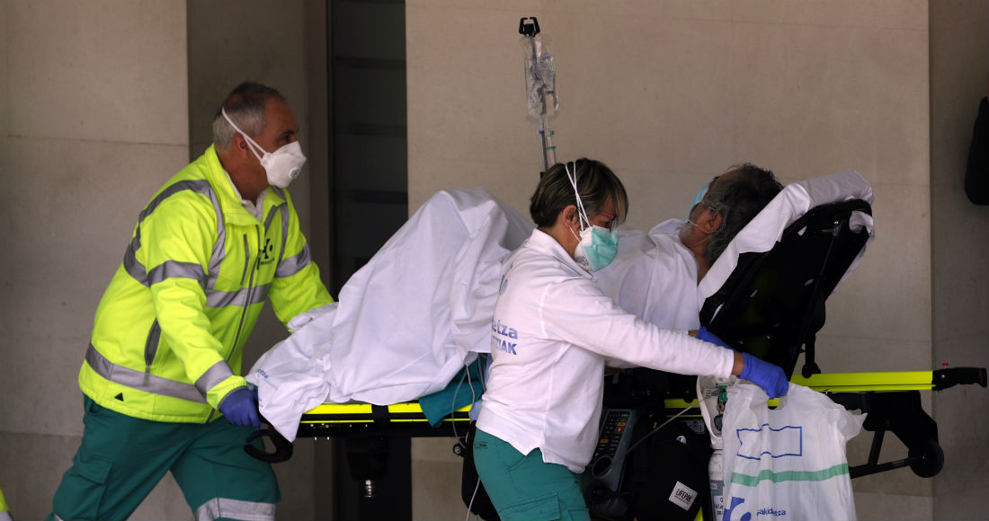 Sanitarios de una ambulancia trasladan a un enfermo con oxígeno al hospital vizcaíno de Cruces, en el País Vasco. Foto: Luis Tejido, EFE