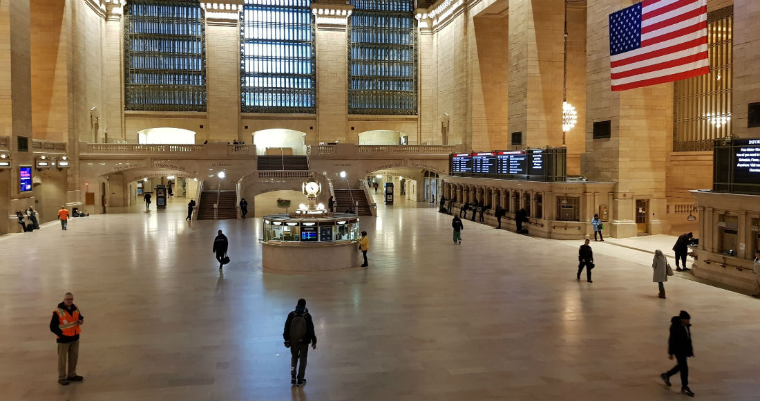 Unas personas caminan por la estación Grand Central, prácticamente vacía debido al estado de emergencia que vive Nueva York (EEU) por el COVID-19. Foto: Jorge Fuentelsaz, EFE