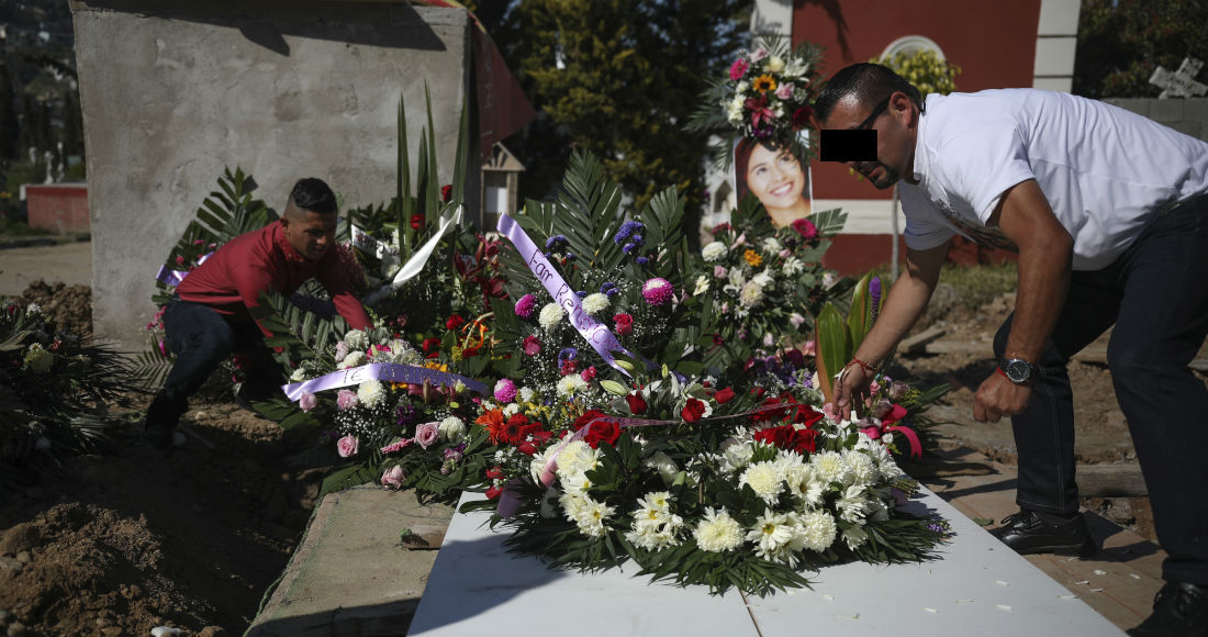 Juan, a la derecha, detenido en conexión con la desaparición y asesinato de Marbella Valdez, coloca una corona de flores sobre su tumba, junto al ex novio de la joven, Jairo Solano, durante su funeral en un cementerio de Tijuana, México, el viernes 14 de febrero de 2020. Foto: Emilio Espejel, AP