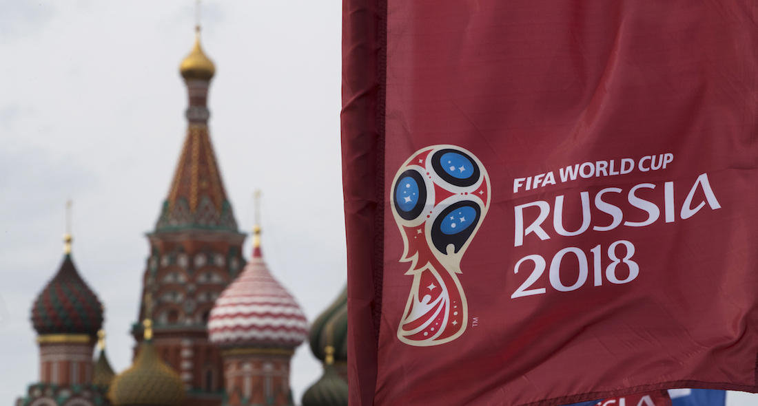 En imagen de archivo del 4 de junio de 2018, una bandera con el logo de la Copa del Mundo 2018 ondea frente a la Catedral de de San Basilio, en Moscú, Rusia.