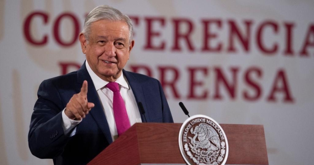 amlo-corbata-vino-sonrisa-conferencia-29-abril-2020