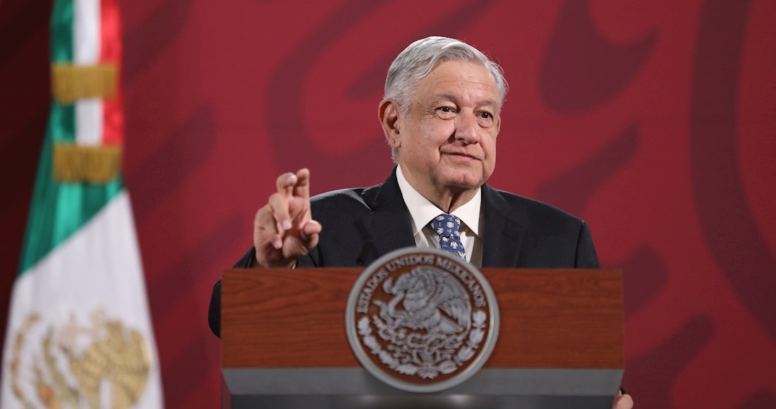 amlo-traje-negro-mano-conferencia-23-abril-2020