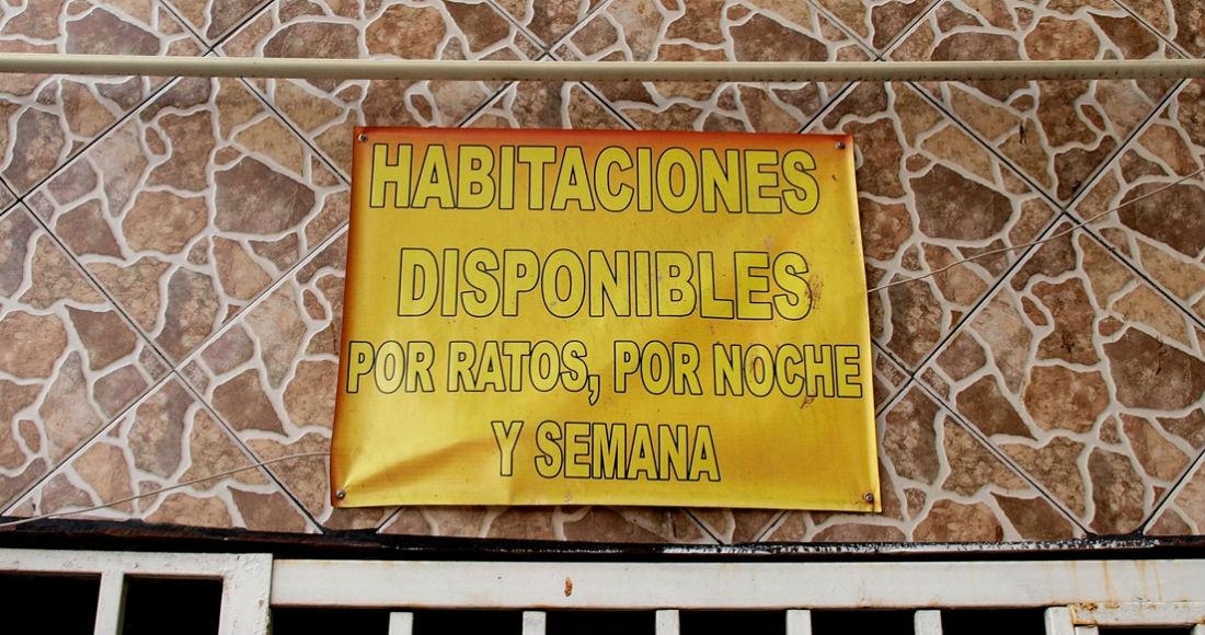 Los cuartos de dos por tres metros de la calle Celis de San Salvador permanecen cerrados por la cuarentena.