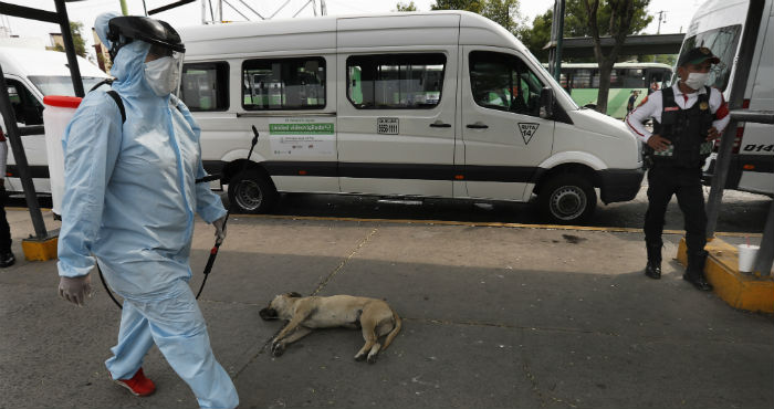 "Lo que sí parece poco más probable es el incremento en los índices de criminalidad y violencia derivados de la crisis económica que se avecina, el recrudecimiento de la pobreza y los muy altos niveles de desempleo anticipados". Foto: Marco Ugarte, AP