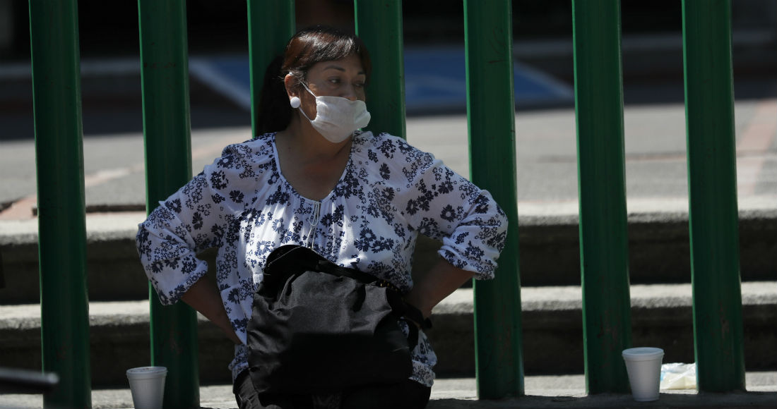 Una pariente de un enfermo espera afuera de un hospital público que está tratando a personas infectadas con el nuevo coronavirus, en la Ciudad de México, el sábado 11 de abril de 2020.