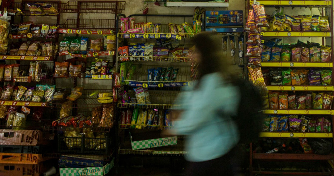 Transeúntes a traviesan diario por el Pasaje Chapultepec donde se observa una virgen de Guadalupe y venta de comida chatarra.