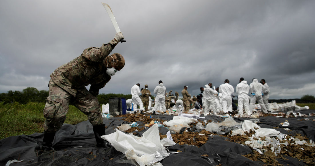 Unidades Del Servicio Nacional De Fronteras senafront De Panamá Destruyen Droga Correspondiente a Incautaciones Realizadas Entre Junio Y Septiembre De En La Desembocadura Del Río Bayano En Chepo Panamá Foto Efebienvenido Velasco Archivo