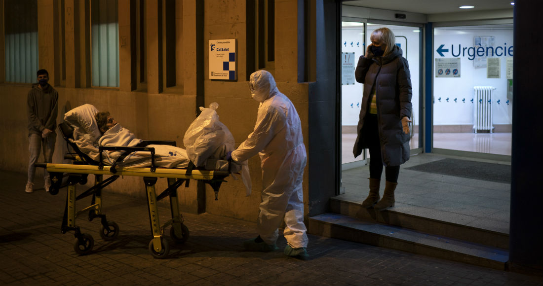 Un Paciente Con Covid Es Transferido De Un Hospital De Barcelona a Una Ambulancia El Viernes De Marzo De Foto Felipe Dana Ap