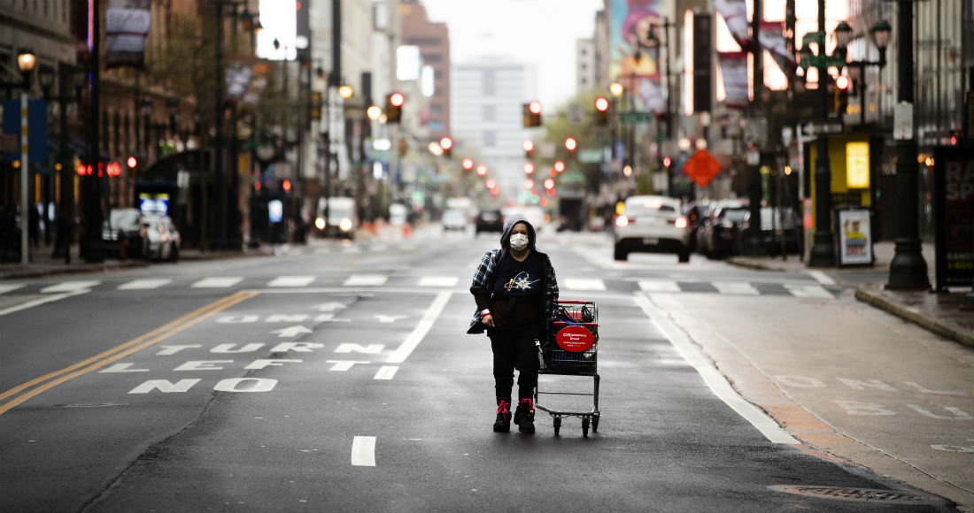 En Esta Fotografía Del De Abril De Una Persona Con Mascarilla Camina Por Una Avenida De Filadelfia